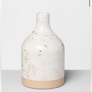 Hearth & Hand Magnolia Farmhouse
Stoneware Jug Vase Gold Fleck Dark
Cream